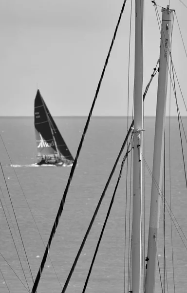 イタリア シチリア島 地中海 マリーナ ラグーザ ラグーザ州 4月2022 シチリア海峡の帆船と前景の帆船マストの人々 Editorial — ストック写真