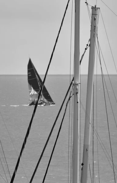 意大利 西西里 地中海 拉古萨海 拉古萨省 2022年4月9日 西西里海峡一艘帆船上的人们和前景中的帆船桅杆 Editorial — 图库照片