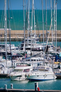 İtalya, Sicilya, Akdeniz, Marina di Ragusa (Ragusa ili); 11 Nisan 2022, limanda lüks yatlar - EDITORIAL