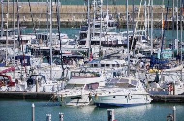 İtalya, Sicilya, Akdeniz, Marina di Ragusa (Ragusa ili); 11 Nisan 2022, limanda lüks yatlar - EDITORIAL