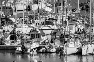 İtalya, Sicilya, Akdeniz, Marina di Ragusa (Ragusa ili); 11 Nisan 2022, limanda lüks yatlar - EDITORIAL