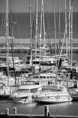 İtalya, Sicilya, Akdeniz, Marina di Ragusa (Ragusa ili); 11 Nisan 2022, limanda lüks yatlar - EDITORIAL