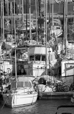 İtalya, Sicilya, Akdeniz, Marina di Ragusa (Ragusa ili); 10 Nisan 2022, limanda lüks yatlar - EDITORIAL