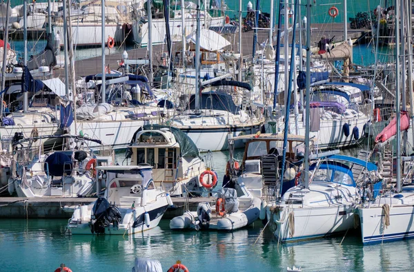 İtalya, Sicilya, Akdeniz, Marina di Ragusa (Ragusa ili); 11 Nisan 2022, limanda lüks yatlar - EDITORIAL