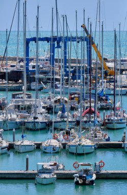 İtalya, Sicilya, Akdeniz, Marina di Ragusa (Ragusa ili); 12 Nisan 2022, limanda lüks yatlar - EDITORIAL