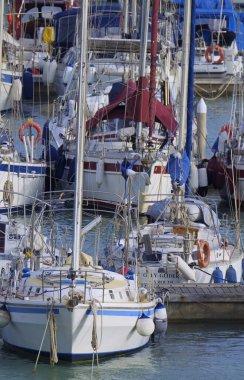 İtalya, Sicilya, Akdeniz, Marina di Ragusa (Ragusa ili); 14 Nisan 2022, limanda yelkenli tekneleri - EDITORIAL