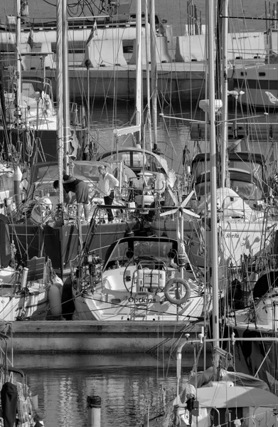 İtalya, Sicilya, Akdeniz, Marina di Ragusa (Ragusa ili); 17 Nisan 2022, limandaki bir yelkenli teknesinde çift - EDITORIAL