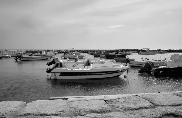 Italien Sicilien Medelhavet Punta Secca Ragusaprovinsen April 2022 Fiskebåtar Hamnen — Stockfoto