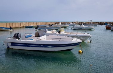 İtalya, Sicilya, Akdeniz, Punta Secca (Ragusa Eyaleti); 20 Nisan 2022, limanda balıkçı tekneleri - EDITORIAL