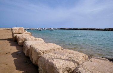İtalya, Sicilya, Akdeniz, Punta Secca (Ragusa Eyaleti); liman ve sahil manzaralı balıkçı tekneleri