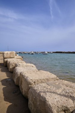 İtalya, Sicilya, Akdeniz, Punta Secca (Ragusa Eyaleti); liman ve sahil manzaralı balıkçı tekneleri