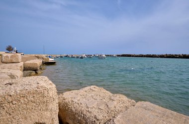 İtalya, Sicilya, Akdeniz, Punta Secca (Ragusa Eyaleti); liman ve sahil manzaralı balıkçı tekneleri