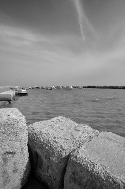 İtalya, Sicilya, Akdeniz, Punta Secca (Ragusa Eyaleti); liman ve sahil manzaralı balıkçı tekneleri