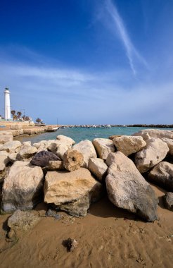 İtalya, Sicilya, Akdeniz, Punta Secca (Ragusa Eyaleti), limanda ve deniz fenerinde balıkçı tekneleri manzarası