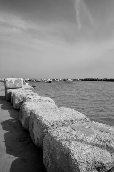 イタリア シチリア島 地中海 プンタ セッカ ラグーザ州 港とビーチで漁船の眺め — ストック写真