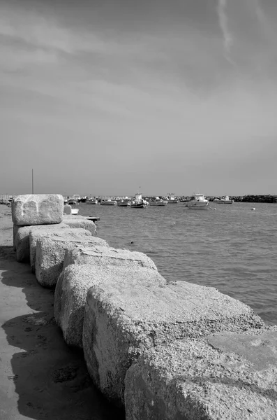 Talya Sicilya Akdeniz Punta Secca Ragusa Eyaleti Liman Sahil Manzaralı — Stok fotoğraf