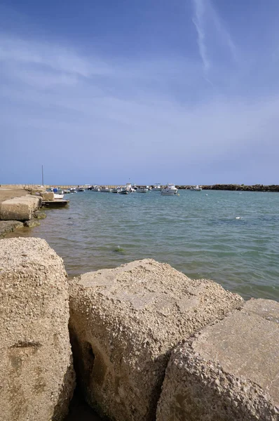 İtalya, Sicilya, Akdeniz, Punta Secca (Ragusa Eyaleti); liman ve sahil manzaralı balıkçı tekneleri