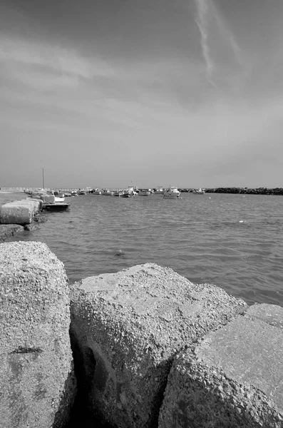 Italien Sicilien Medelhavet Punta Secca Ragusaprovinsen Utsikt Över Fiskebåtar Hamnen — Stockfoto