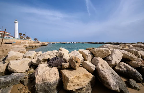 イタリア シチリア島 地中海 プンタ セッカ ラグーザ州 港と灯台の漁船の眺め — ストック写真