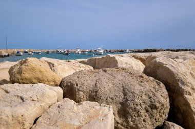 İtalya, Sicilya, Akdeniz, Punta Secca (Ragusa Eyaleti), limandaki balıkçı tekneleri manzarası 