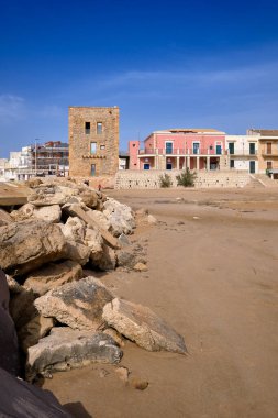 İtalya, Sicilya, Akdeniz, Punta Secca (Ragusa Eyaleti), deniz kenarında ve plajda yeniden yapılandırılmış Saracin kulesi manzarası
