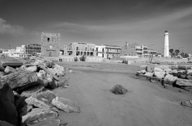 İtalya, Sicilya, Akdeniz, Punta Secca (Ragusa Eyaleti), deniz kenarında yeniden inşa edilmiş bir Saracin kulesi, sahil ve deniz feneri manzarası