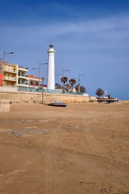 İtalya, Sicilya, Akdeniz, Punta Secca (Ragusa Eyaleti), sahildeki deniz feneri ve balıkçı tekneleri manzarası