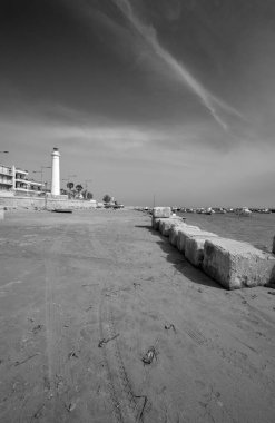 İtalya, Sicilya, Akdeniz, Punta Secca (Ragusa Eyaleti); liman, sahil ve deniz feneri manzaralı balıkçı tekneleri