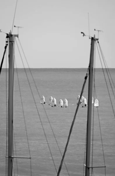 イタリア シチリア島 地中海 マリーナ ラグーザ 4月2022 港でのセーリングボートマストとセーリングの神々 Editorial — ストック写真
