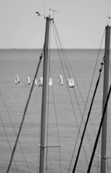 イタリア シチリア島 地中海 マリーナ ラグーザ 4月2022 港でのセーリングボートマストとセーリングの神々 Editorial — ストック写真