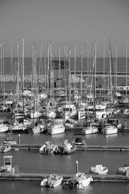 İtalya, Sicilya, Akdeniz, Marina di Ragusa (Ragusa ili); 22 Nisan 2022, limanda motorlu tekneler ve lüks yatlar - EDITORIAL