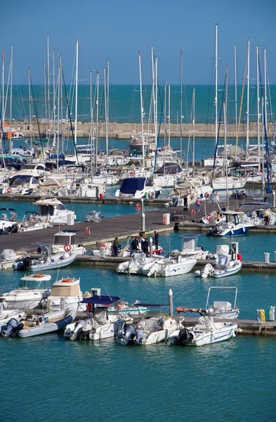 意大利 西西里 地中海 拉古萨港 拉古萨省 2022年4月22日 港口内的人员 汽艇和豪华游艇 Editorial — 图库照片
