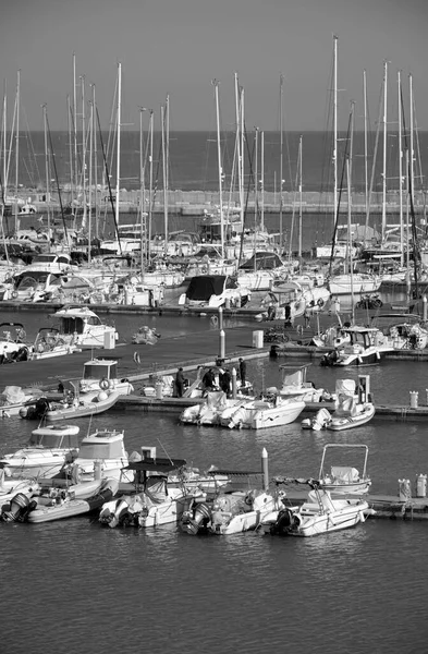 Italien Sicilien Medelhavet Marina Ragusa Ragusaprovinsen April 2022 Människor Motorbåtar — Stockfoto