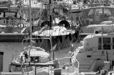 İtalya, Sicilya, Akdeniz, Marina di Ragusa (Ragusa ili); 23 Nisan 2022, limanda lüks yatlar - EDITORIAL