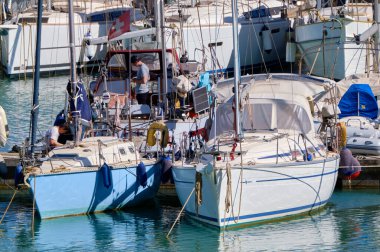 İtalya, Sicilya, Akdeniz, Marina di Ragusa (Ragusa Eyaleti); 23 Nisan 2022, limandaki insanlar - EDITORIAL