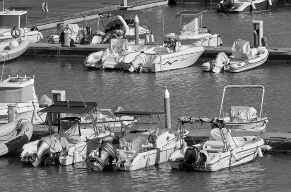 意大利 西西里 地中海 拉古萨港 拉古萨省 2022年4月23日 港口内的汽艇和豪华游艇 Editorial — 图库照片