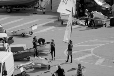 İtalya, Sicilya, Akdeniz, Marina di Ragusa (Ragusa Eyaleti); 25 Nisan 2022, insanlar ulusal bir sandal yarışması sırasında limanda vapurlara biniyor - EDITORIAL