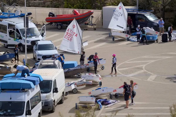 İtalya, Sicilya, Akdeniz, Marina di Ragusa (Ragusa Eyaleti); 25 Nisan 2022, insanlar ulusal bir sandal yarışması sırasında limanda vapurlara biniyor - EDITORIAL