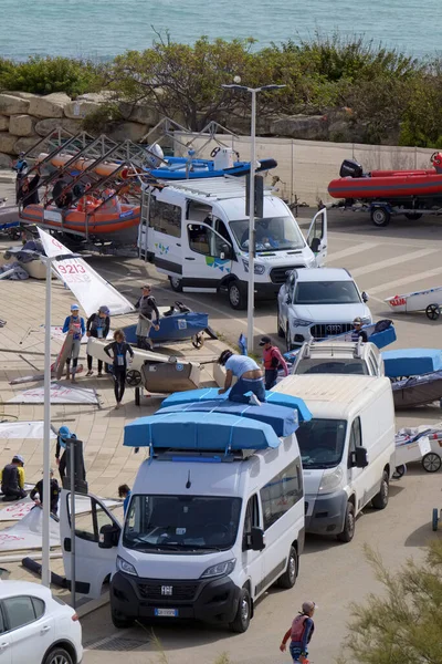 İtalya, Sicilya, Akdeniz, Marina di Ragusa (Ragusa Eyaleti); 25 Nisan 2022, insanlar ulusal bir sandal yarışması sırasında limanda vapurlara biniyor - EDITORIAL