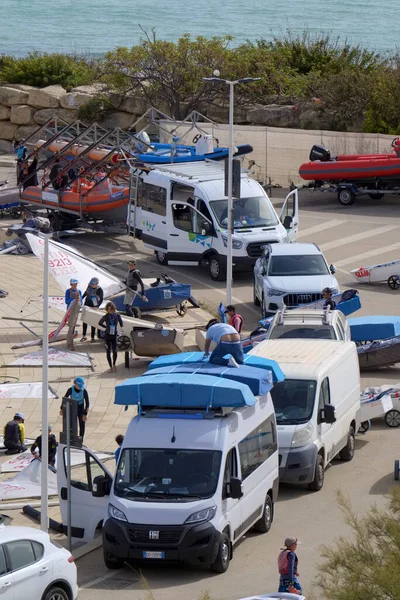 İtalya, Sicilya, Akdeniz, Marina di Ragusa (Ragusa Eyaleti); 25 Nisan 2022, insanlar ulusal bir sandal yarışması sırasında limanda vapurlara biniyor - EDITORIAL