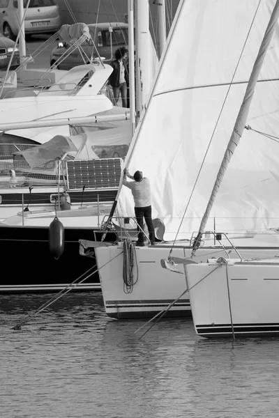Italien Sicilien Medelhavet Marina Ragusa Ragusaprovinsen Man Segelbåt Och Lyxbåtar — Stockfoto