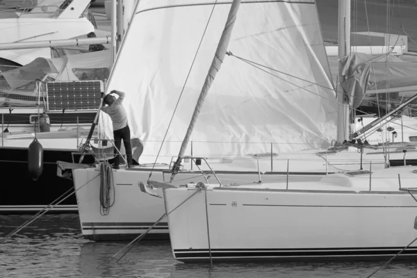 イタリア シチリア島 地中海 マリーナ ラグーザ ラグーザ州 2022年4月25日 セーリングボートの男と港の豪華ヨット Editorial — ストック写真