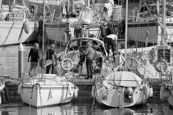 イタリア シチリア島 地中海 マリーナ ラグーザ ラグーザ州 2022年4月26日 港内の人々と帆船 Editorial — ストック写真