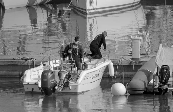意大利 西西里 地中海 拉古萨海 拉古萨省 2022年4月26日 港口汽艇上的体育渔民 Editorial — 图库照片