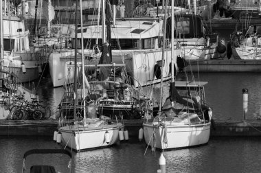 İtalya, Sicilya, Akdeniz, Marina di Ragusa (Ragusa ili); 1 Mayıs 2022, limanda lüks yatlar - EDITORIAL