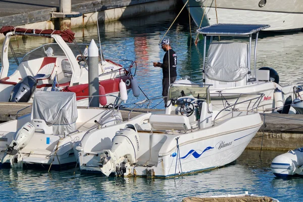 İtalya, Sicilya, Akdeniz, Marina di Ragusa (Ragusa Eyaleti); 3 Mayıs 2022, limandaki insanlar, motorlu tekneler ve lüks yatlar - EDITORIAL