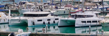 İtalya, Sicilya, Akdeniz, Marina di Ragusa (Ragusa ili); 4 Mayıs 2022, limanda lüks yatlar - EDITORIAL