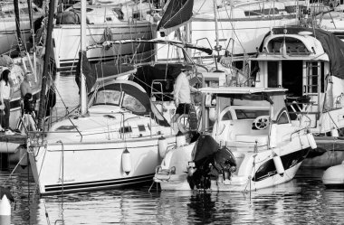 İtalya, Sicilya, Akdeniz, Marina di Ragusa (Ragusa Eyaleti); 4 Mayıs 2022, limandaki insanlar ve lüks yatlar - EDITORIAL