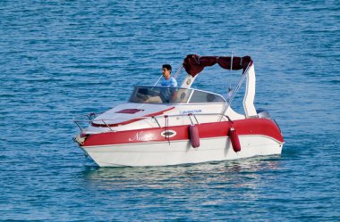 İtalya, Sicilya, Akdeniz, Marina di Ragusa (Ragusa Eyaleti); 4 Mayıs 2022, limanda lüks bir yatta çift - EDITORIAL