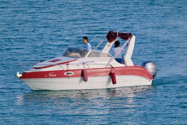 İtalya, Sicilya, Akdeniz, Marina di Ragusa (Ragusa Eyaleti); 4 Mayıs 2022, limanda lüks bir yatta çift - EDITORIAL